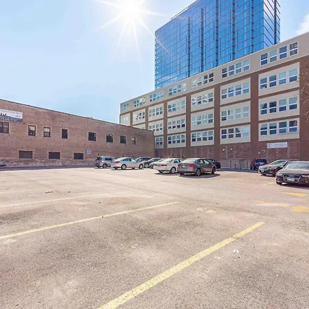 Mccormick Oasis With Balcony, Optional Parking, Patio And Gym Sleeps 6 Near Mccormick Place, Grant Park, Soldier Field & Museum Campus