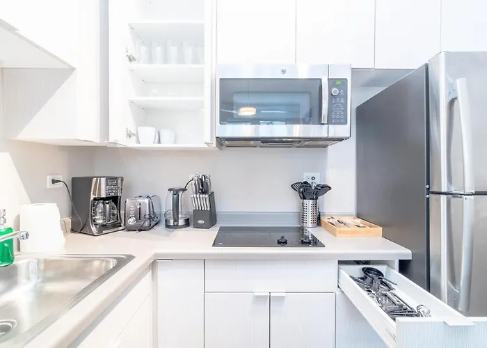 Mccormick Oasis With Balcony, Optional Parking, Patio And Gym Sleeps 6 Near Mccormick Place, Grant Park, Soldier Field & Museum Campus Apartment *